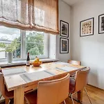 Elegant 2-bedroom In Center *