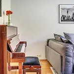 Elegant 2-bedroom In Center Apartament