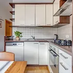 Elegant 2-bedroom In Center アパート
