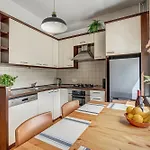 Elegant 2-bedroom In Center *