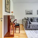 Elegant 2-bedroom In Center Apartament