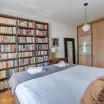 Elegant 2-bedroom In Center