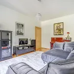 Elegant 2-bedroom In Center *
