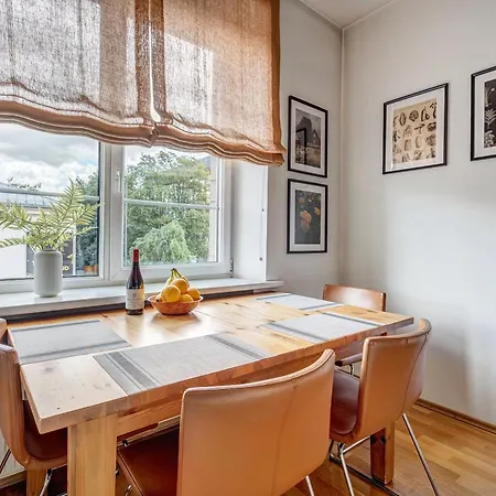 Elegant 2-bedroom In Center *