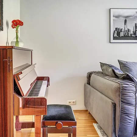 Elegant 2-bedroom In Center 公寓