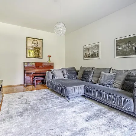 Апартаменты Elegant 2-bedroom In Center