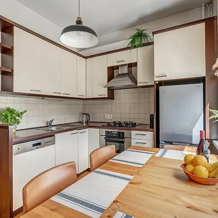 Elegant 2-bedroom In Center *