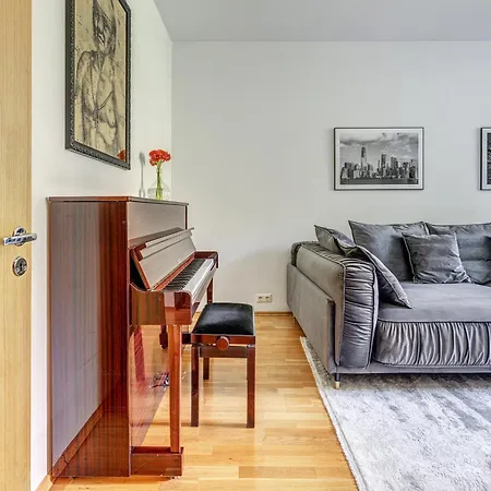 Elegant 2-bedroom In Center 公寓