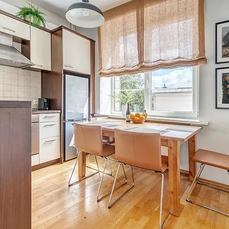 Elegant 2-bedroom In Center *