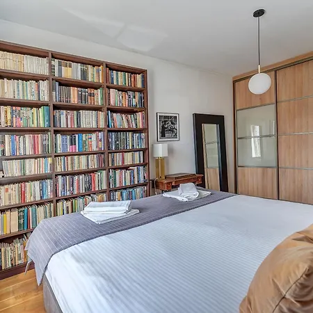 Elegant 2-bedroom In Center