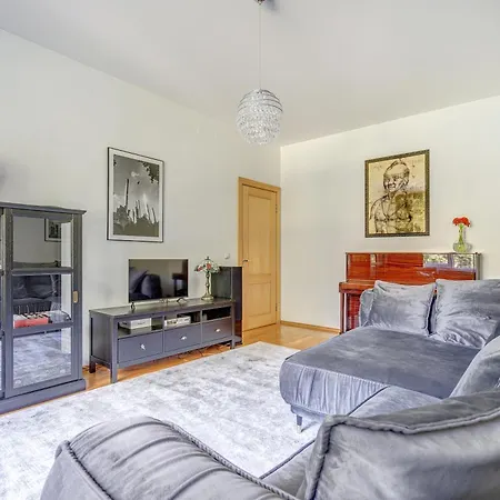 Elegant 2-bedroom In Center *