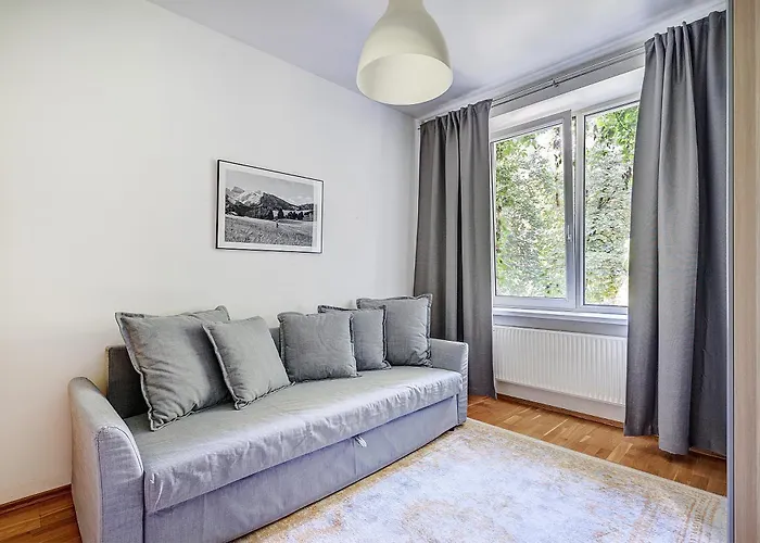 Elegant 2-bedroom In Center *