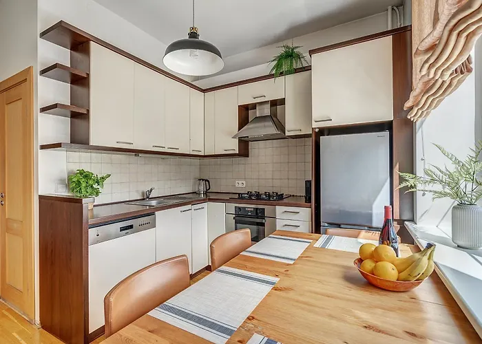 Elegant 2-bedroom In Center *