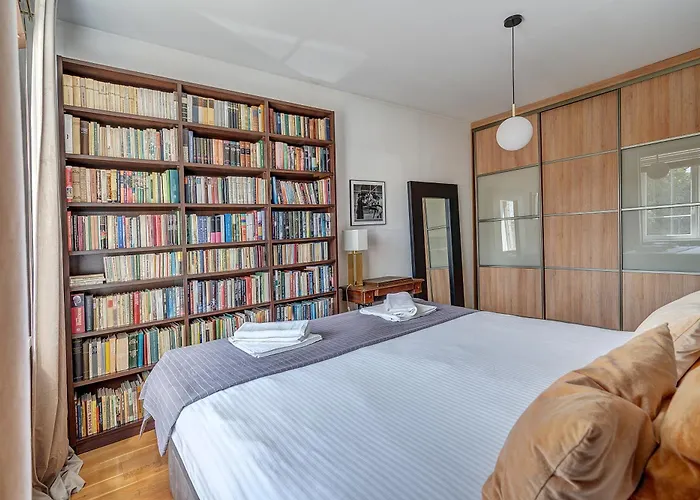 Elegant 2-bedroom In Center