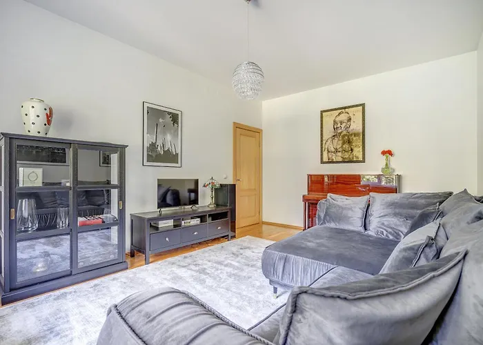 Elegant 2-bedroom In Center *