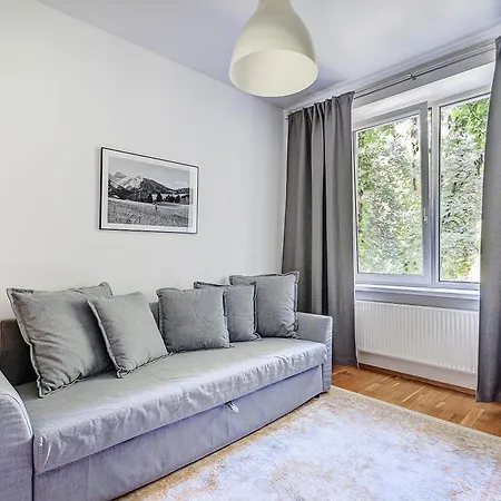 Elegant 2-bedroom In Center *